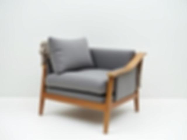 Klassisk lænestol polstret i gråt uldstof